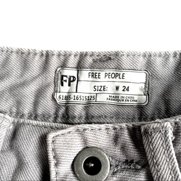 FREE PEOPLE Cloudy Distressed Denim Shorts Size 24 Frayed Cut Off Daisy Dukes - Picture 4 of 6